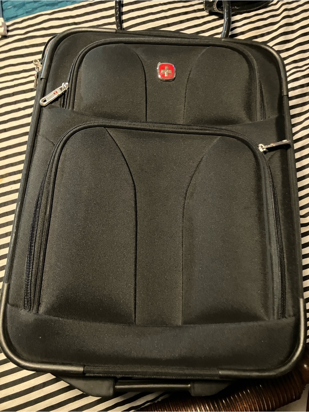Swiss Gear carry on suitcase black , retractable handle with wheels great shape